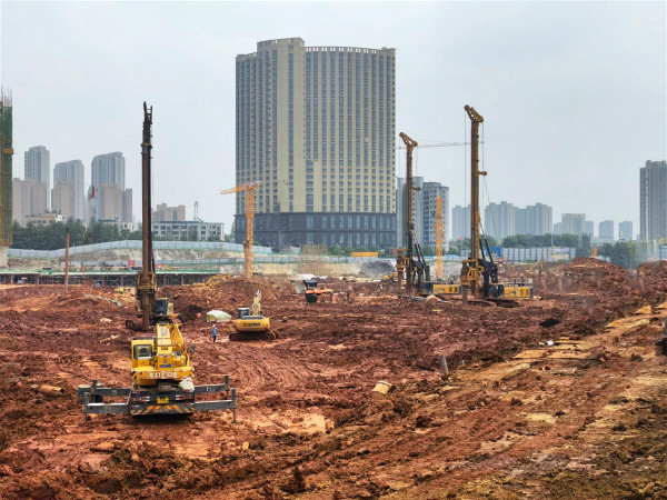 在武汉，还得看徐工旋挖钻机打桩的效率.jpg